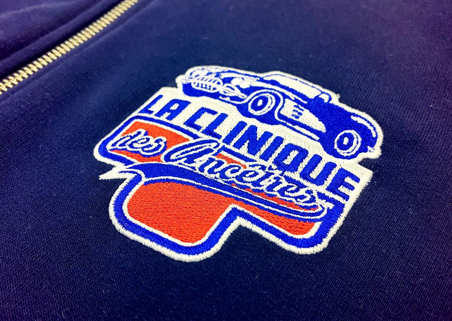 Broderie d'un logo sur sweat